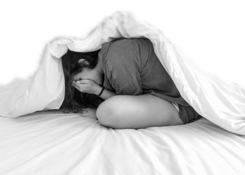 Mulher apresentando sinais de depressão